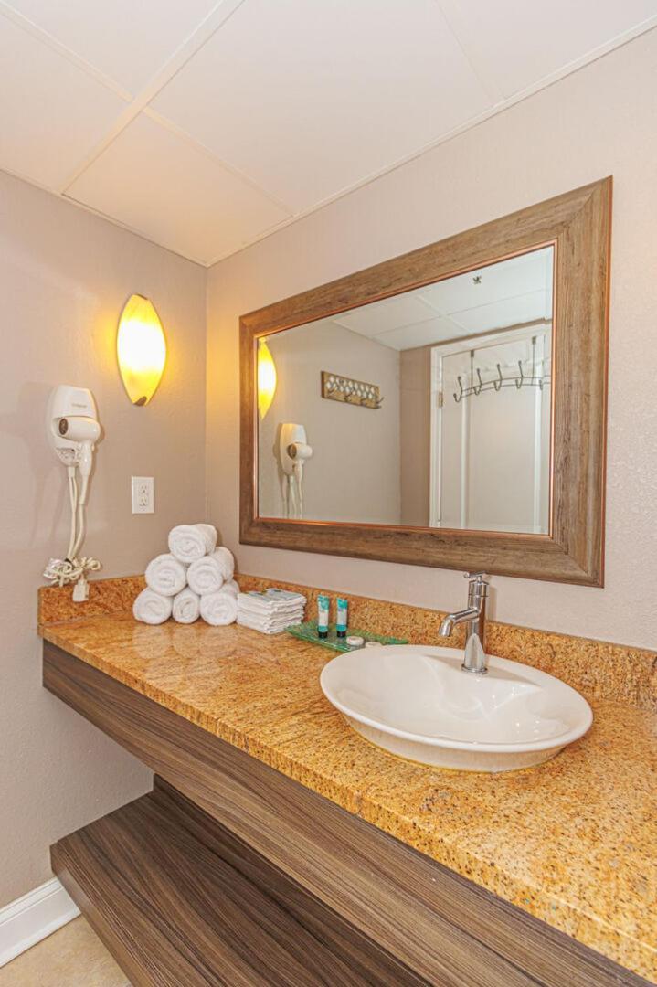 Oceanfront 1 Bedroom Suite With Beautiful Decor And Accents Caravelle Resort 1039 Sleeps 6 Guests Миртл-Бич Экстерьер фото